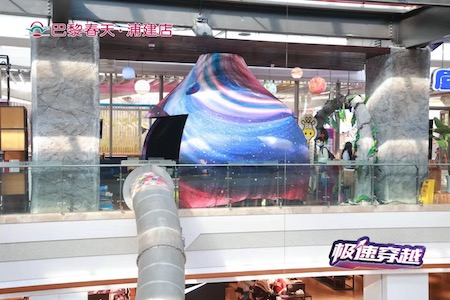 网红巨龙滑梯升级VR沉浸式体验 上海巴黎春天浦建店14周年庆奇幻上演