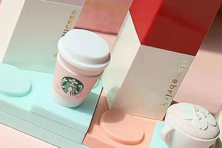 喜茶、星巴克们掠食美妆生意，能成吗？