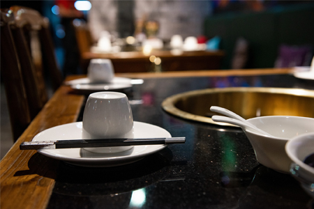 疫情持续，试问饭店业路在何方？