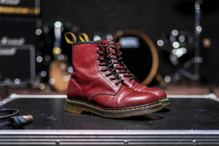 英伦马丁靴品牌Dr. Martens 2022财年营收增长18%，DTC收入近4.5亿欧元