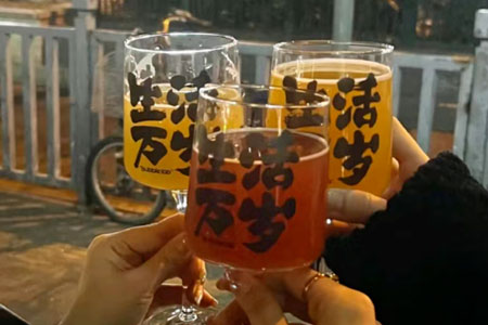 今夏北京流行“喝野酒” 疫情催生出来的“胡同生意”