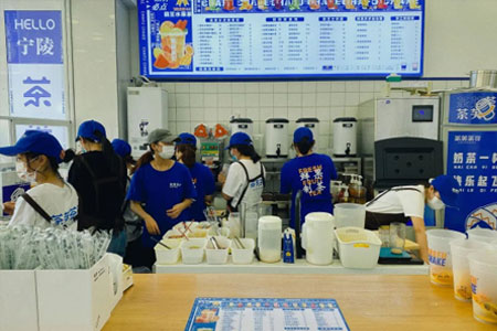 县城“王牌茶饮”：在蜜雪冰城、益禾堂围攻下，一年卖了近2000万