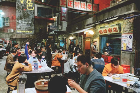 在就餐需求外，餐企围绕顾客需求构建第三空间背后的逻辑是？