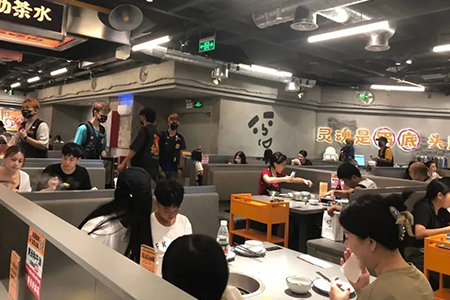 餐饮老板们，消费降级的出路绝不是“价格战”