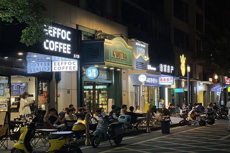 24小时营业、咖啡夜市流行，这届年轻人咖啡“越喝越晚”？