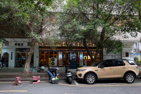 广州多区恢复堂食，餐馆员工买票返穗，老板：“连夜打扫准备开门”