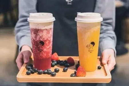 新茶饮陷入大混战：顶流“掉位”，腰部“突围”，地方“反击”