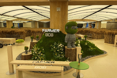 探访潮玩品牌FARMER BOB首家旗舰店：开业人流量受影响，主打潮流周边、暂不发售盲盒产品