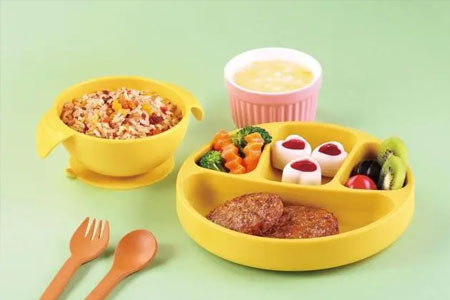 换档、检讨、求稳……餐饮老板们的“新年全员信”透露了哪些信号？