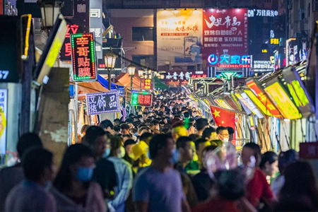 拼上榜、发补贴、塑IP……论政府为促消费稳经济有多拼