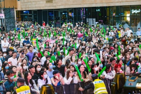 音乐节、霸王餐、上万杯奶茶全部免费 滨江银泰“卷”起来了