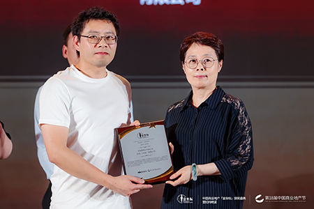利郎（中国）有限公司荣获“年度零售业卓越企业”奖项