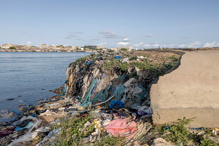 你捐给H&M的回收衣物，成了非洲海滩的“垃圾山”