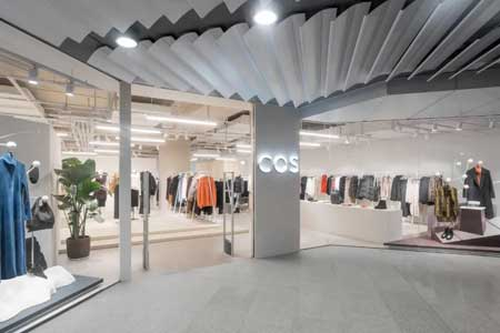 COS中国首店停业！H&M年内计划关店200家，外资快时尚洗牌