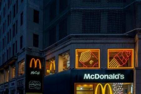 广州13家麦当劳童趣主题餐厅同日升级亮相，首度引入智慧机器人