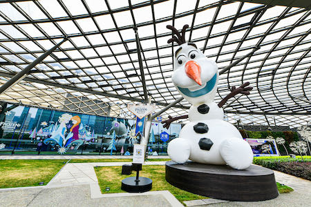 安娜和艾莎惊喜现身天环 开启“魔雪奇缘世界雪宝邀请之旅”