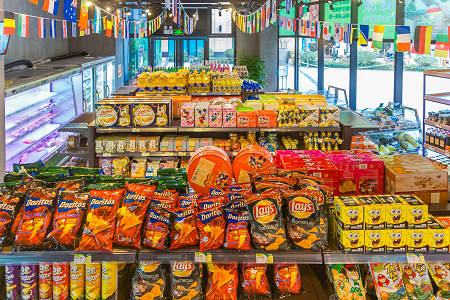低价、烧钱、价格战：县城量贩零食店是下一个拼多多吗？
