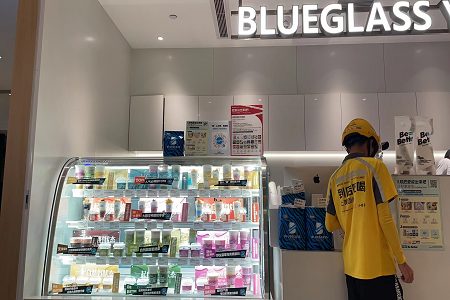 广告被指低俗恶心，45元一杯的“酸奶刺客”Blueglass，凭什么让年轻人买单？