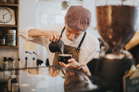 咖啡头部连锁品牌开店放缓，但1-8月生豆进口量翻倍