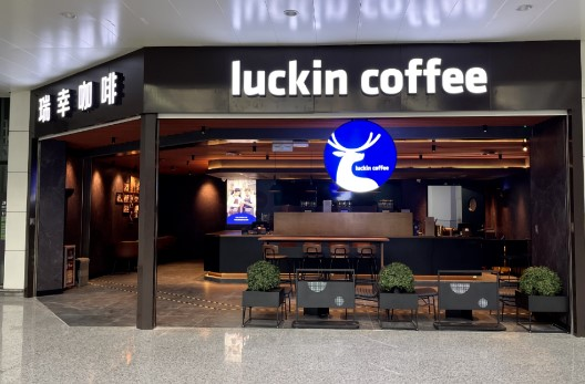 瑞幸风波不断！互泼咖啡？！瑞幸店员与顾客起争执！