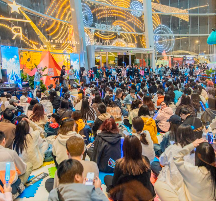 大魔方招商花园城3周年庆启幕---“成都大・莫慌叁 Wow戏剧节”一场全民参与的多元体验城市娱乐文化事件。